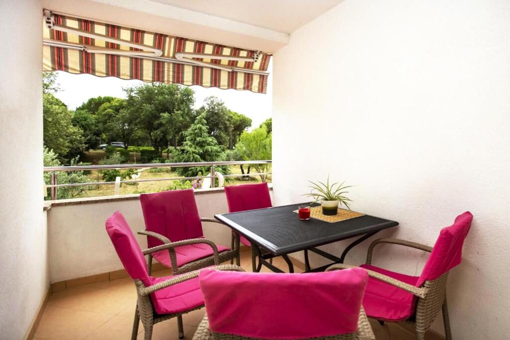 Balkon sa stolom i stolicama te pogledom na vrt, Apartments Ulika Rovinj
