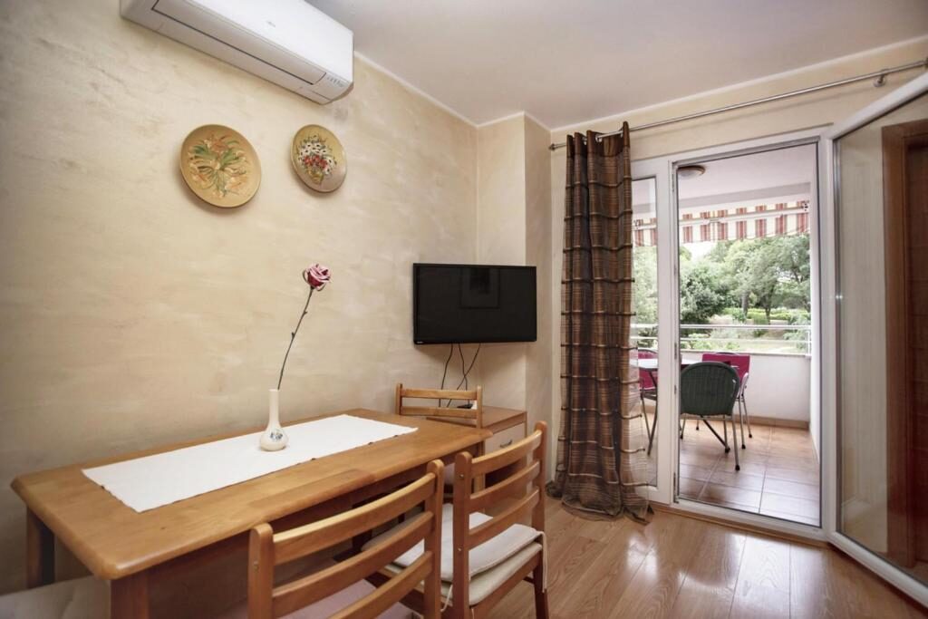 Blagovaonica s pogledom na terasu i vrt, Apartments Ulika Rovinj