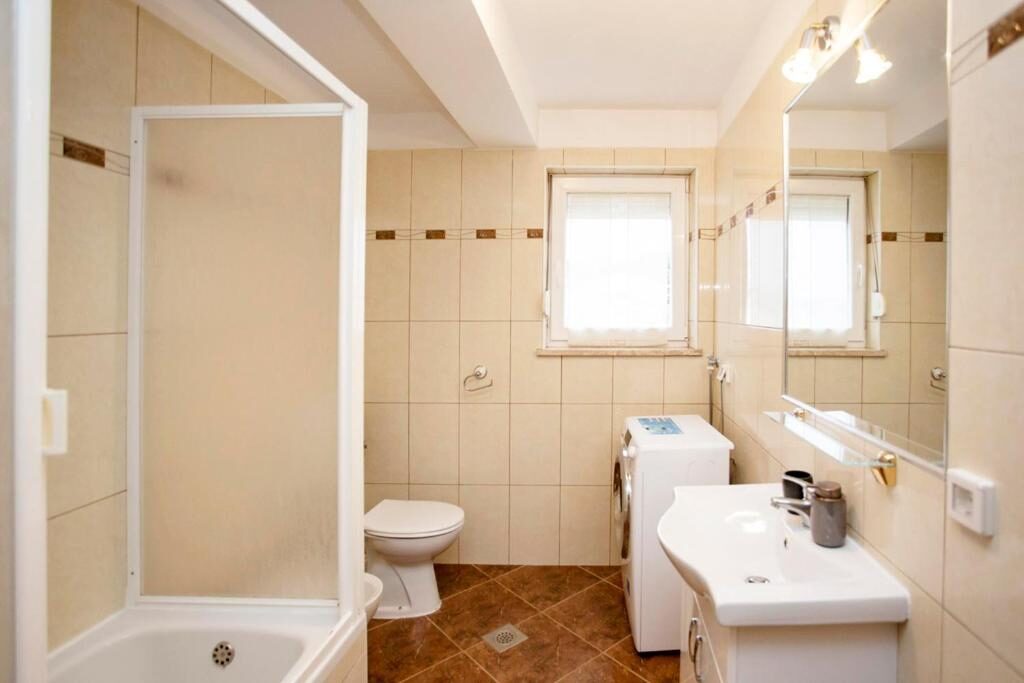 Kupaonica s tuš-kabinom, WC-om i perilicom rublja, Apartments Ulika Rovinj