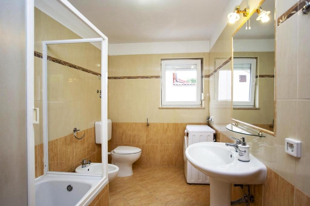 Kupaonica s tuš-kabinom, umivaonikom i bideom, Apartments Ulika Rovinj