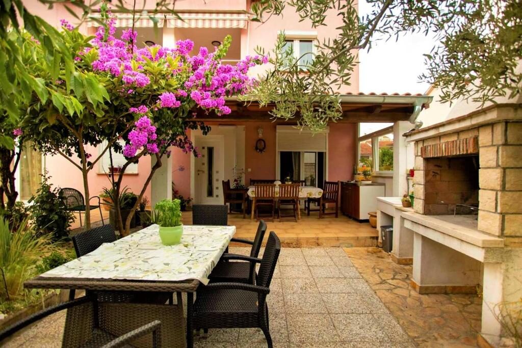 Natkrivena terasa s blagovaonicom i kamenim roštiljem, Apartments Ulika Rovinj