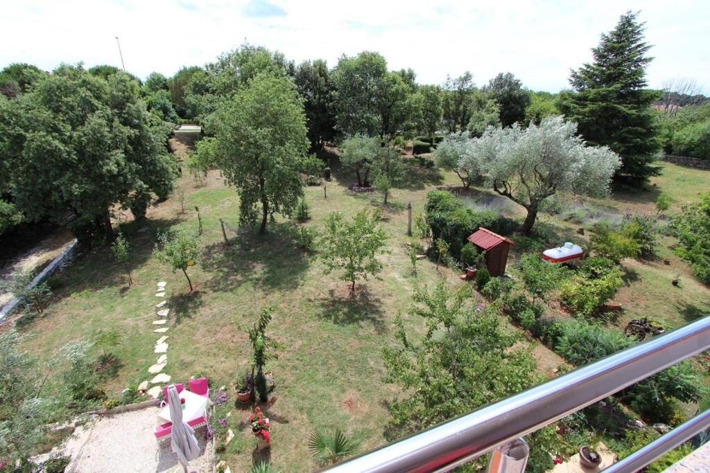 Pogled s balkona na maslinik, lavandu i vrt, Apartments Ulika Rovinj
