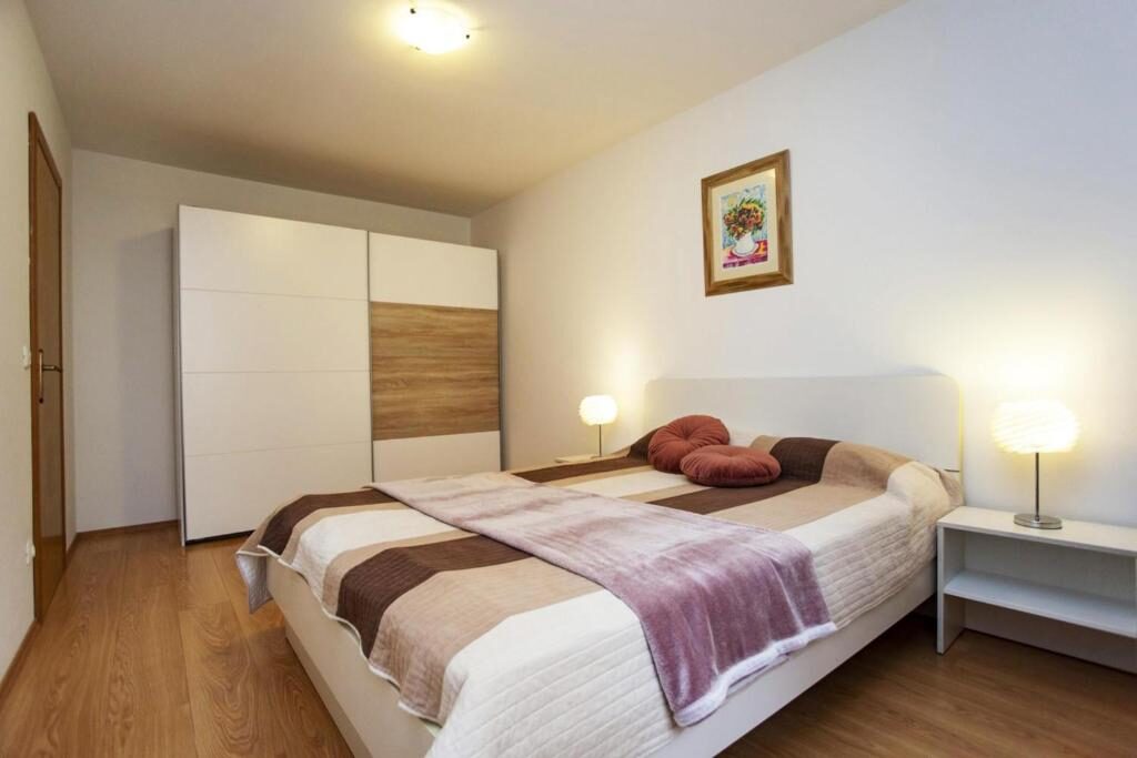Spavaća soba s velikim ormarom i bračnim krevetom, Apartments Ulika Rovinj