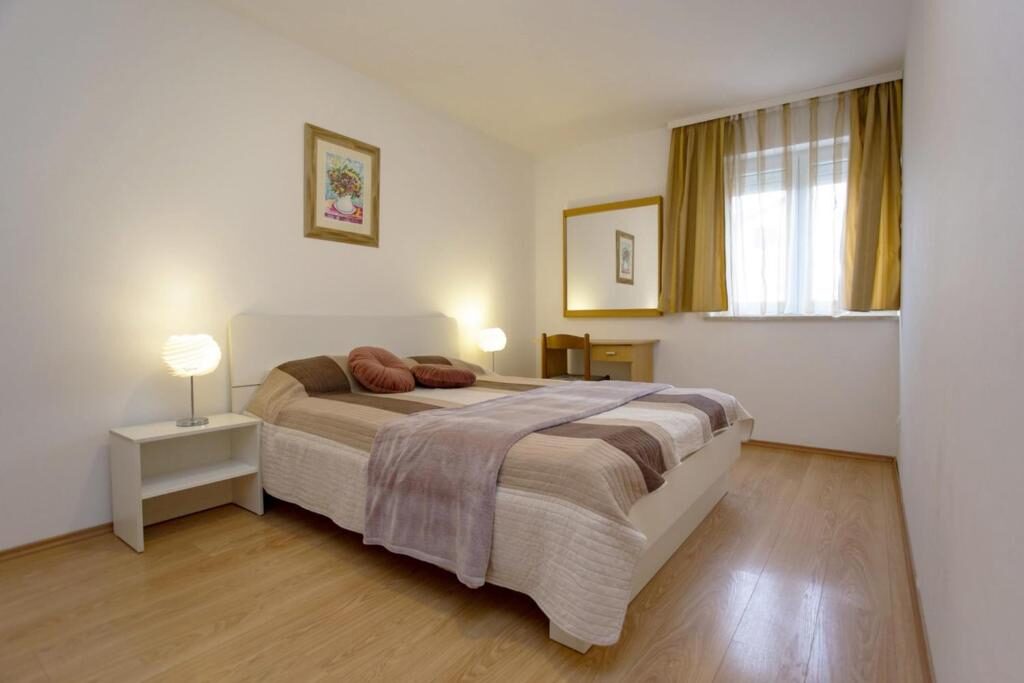 Svijetla spavaća soba s bračnim krevetom i noćnim lampama, Apartments Ulika Rovinj