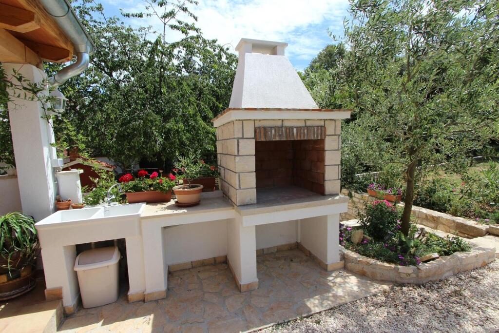 Vanjska kuhinja s kamenim roštiljem i cvijećem, Apartments Ulika Rovinj