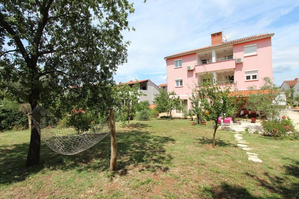 Vrt s ljuljačkom i voćkama uz ružičastu kuću, Apartments Ulika Rovinj